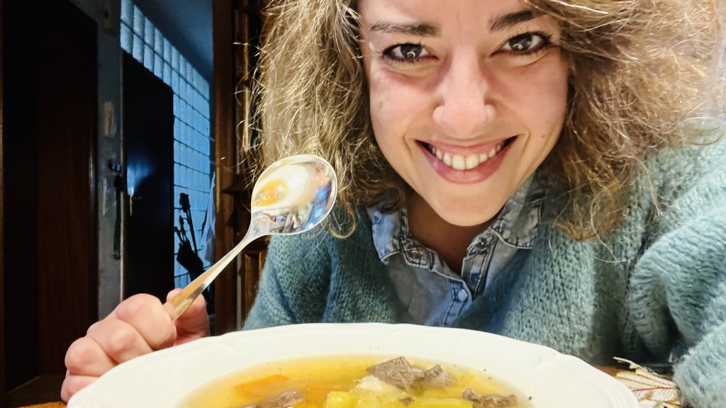Simin Sadeghi probiert die Suppe aus dem Schnellkochtopf