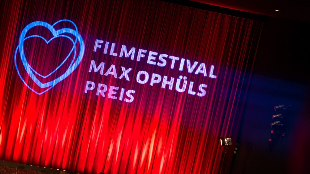 Das Logo des Filmfestivals Max Ophüls Preis wird vor dem Eröffnungsfilm auf einen Kinovorhand projiziert.