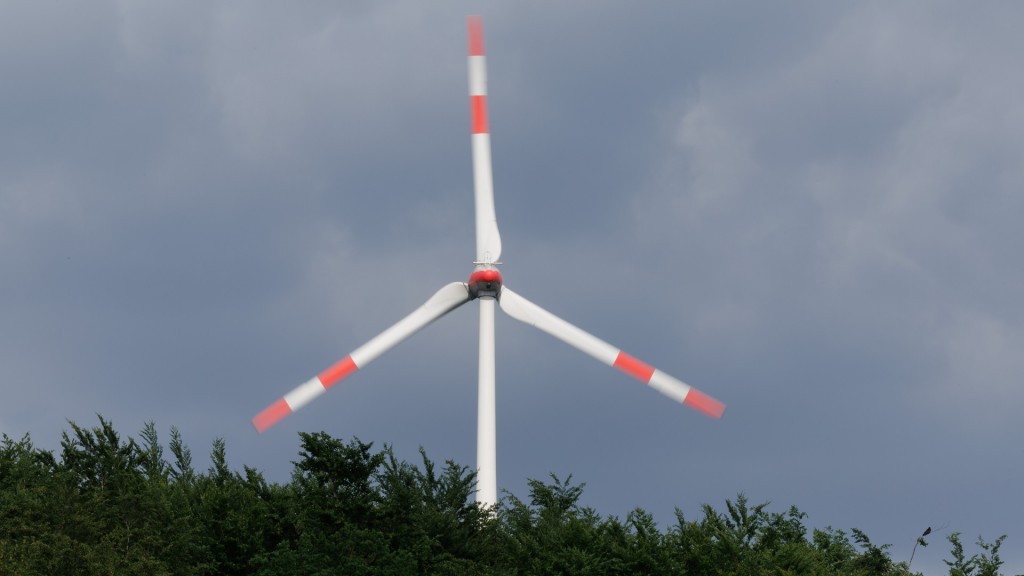 Foto: Eine Windkraftanlage überragt Bäume 
