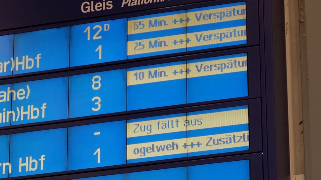 Anzeigetafel im Hauptbahnhof Saarbrücken am Tag des Streiks der Lokführer