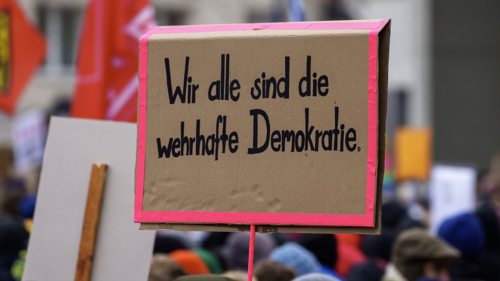 Ein Plakat „Wir alle sind die wehrhafte Demokratie“ auf einer Kundgebung gegen Rechtsextremismus