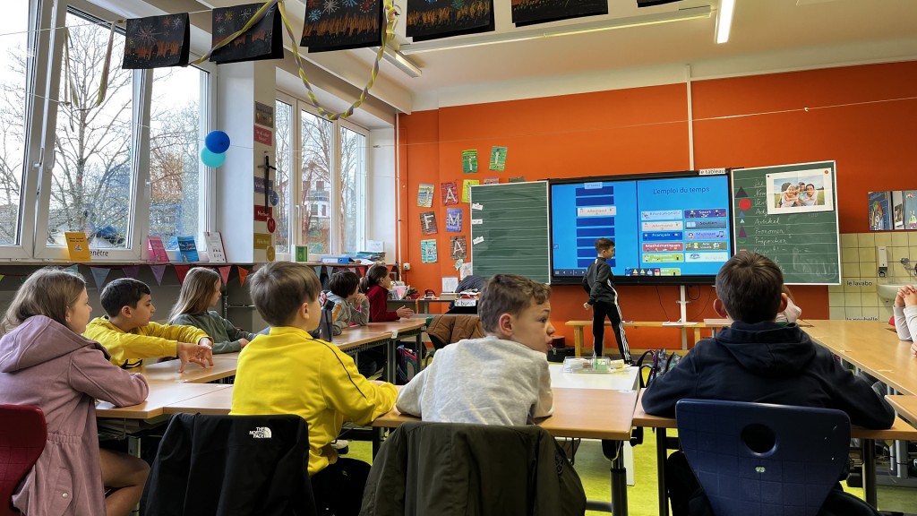 Bilingualer Unterricht in der Klasse 41 der Grundschule in Reinheim.