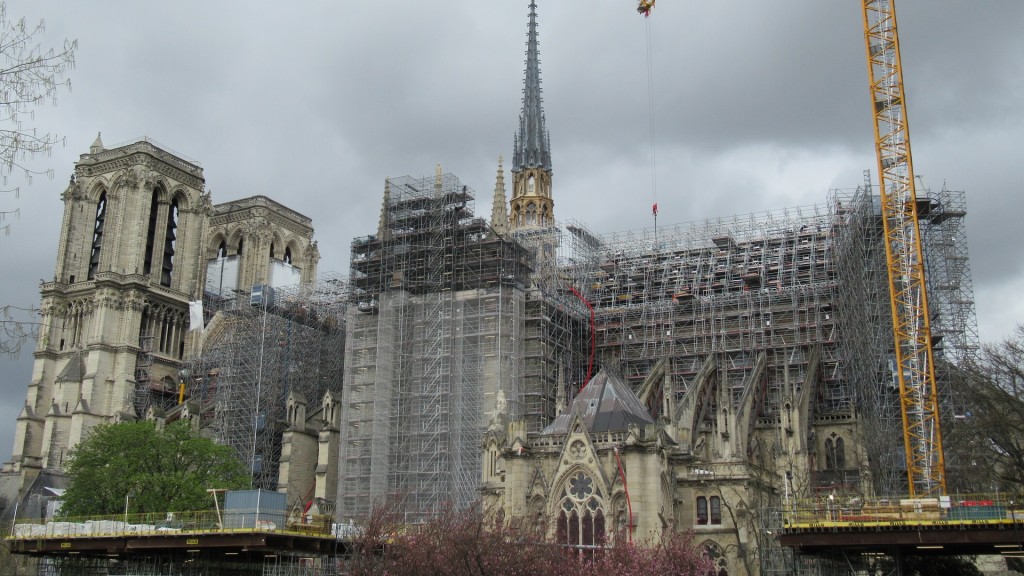 Ein Kran steht neben Notre-Dame rund fünf Jahre nach dem Großbrand.