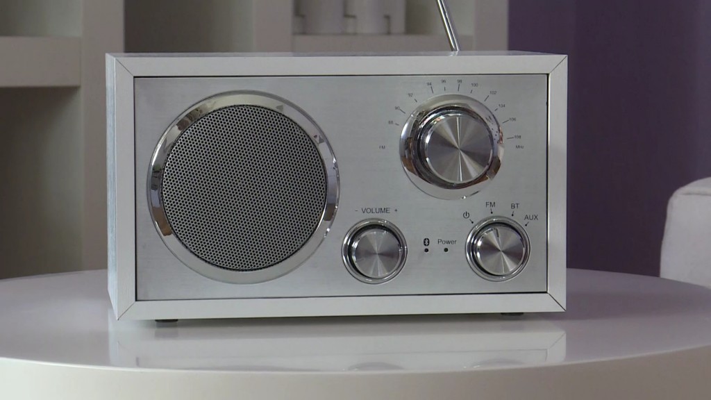 Foto: Ein Radio steht auf einem Tisch