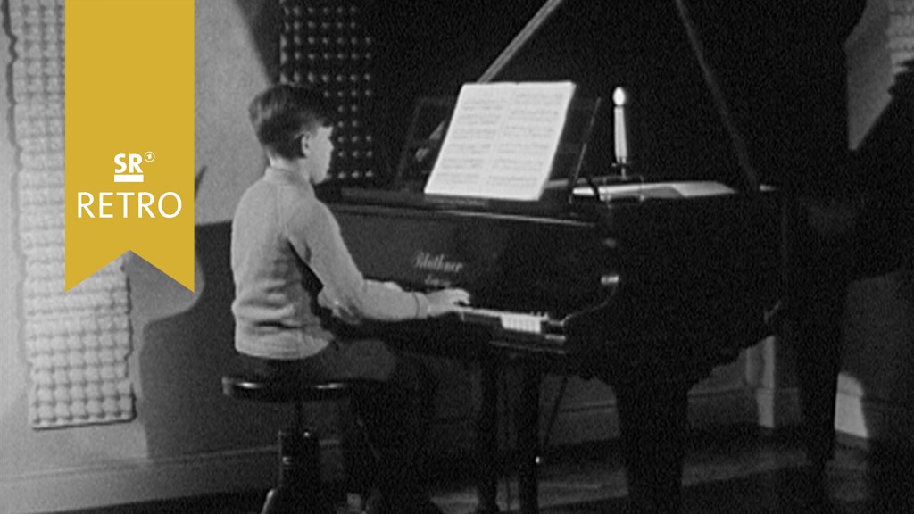 Foto: Ein Junge spielt Klavier (Musik- und Singschule Saarbrücken musiziert)