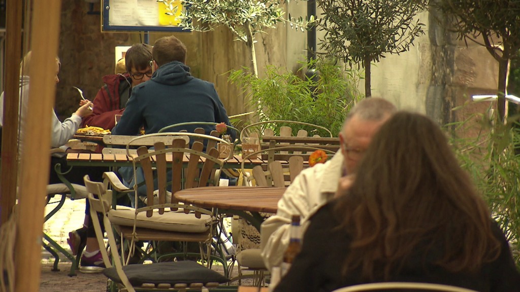 Symbolbild: Gäste auf einer Restaurant-Terrasse (Foto: SR Fernsehen)