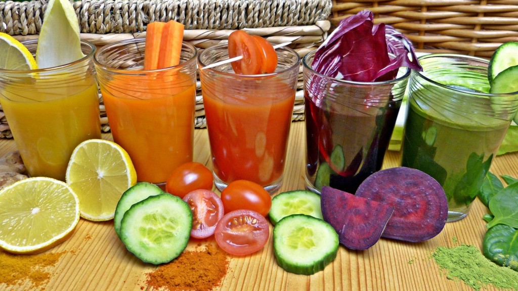 Gläser mit verschiedenfarbigen Säften, davor das dazugehörige Obst und Gemüse: Zitronen, Gurken, Rote Beete. (Foto: Pixabay / silviarita))