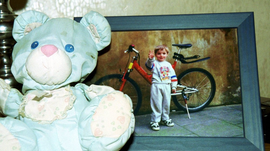 Das Bild zeigt den Lieblingsbären (Glücksbärchi) des verschwundenen Pascal Zimmer aus Saarbrücken und eine ältere Fotografie. (Foto: Imago Images/BeckerBredel)