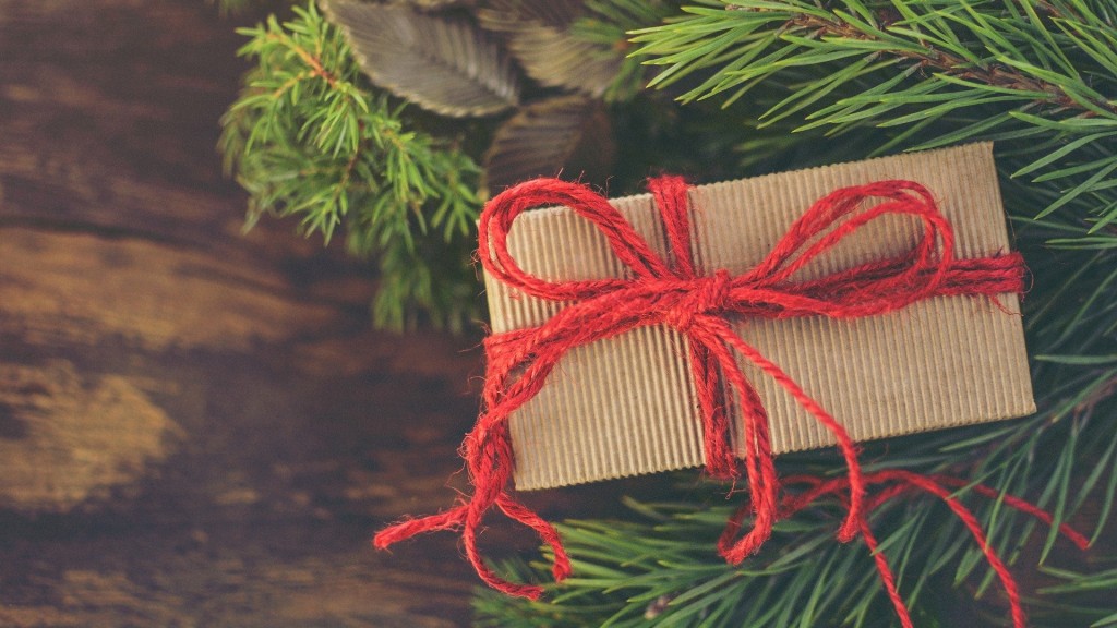 Ein Weihnachtsgeschenk auf Tannenzweigen. (Foto: pixabay.com/monicore)