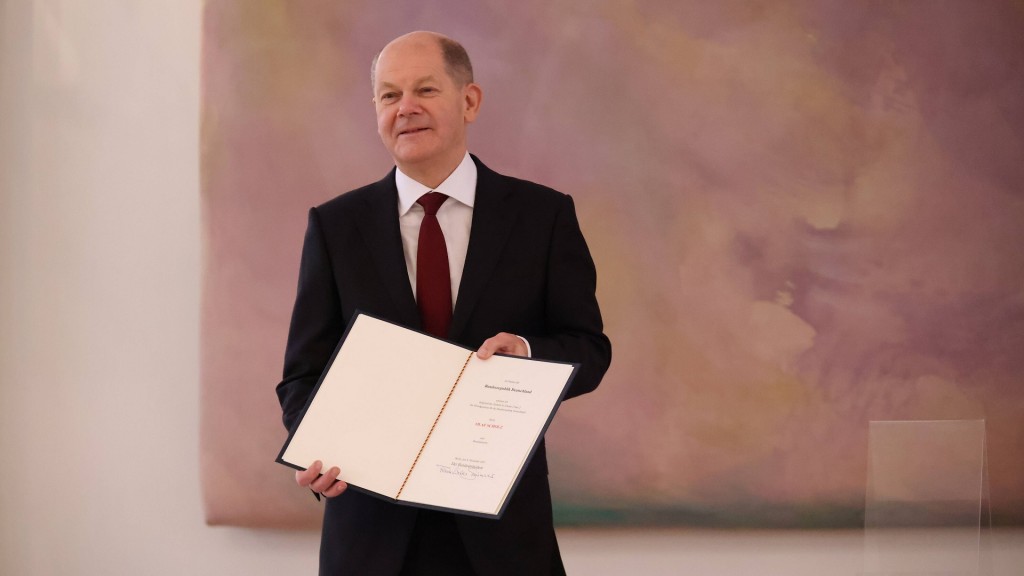 Bundeskanzler Olaf Scholz mit seiner Ernennungsurkunde (Foto: Imago/Frank Ossenbrink)