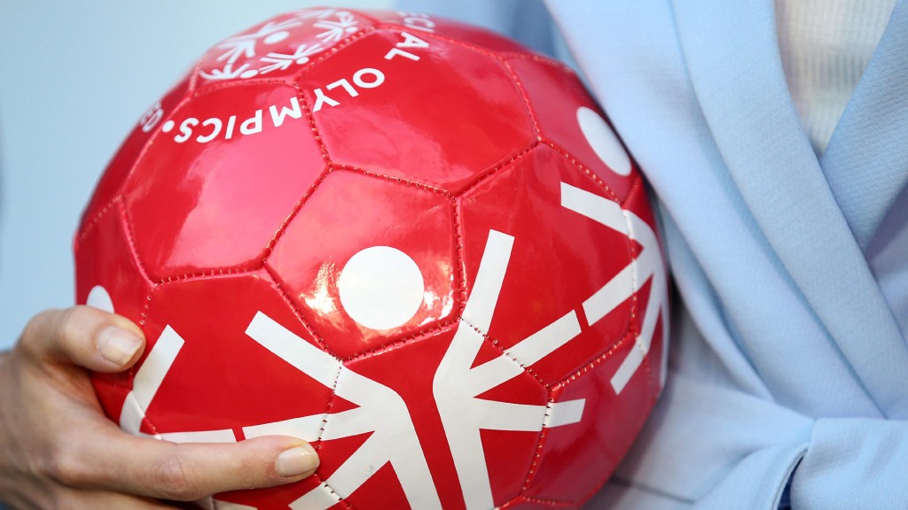 Logo der Special Olympics auf einem roten Fußball (Foto: dpa)