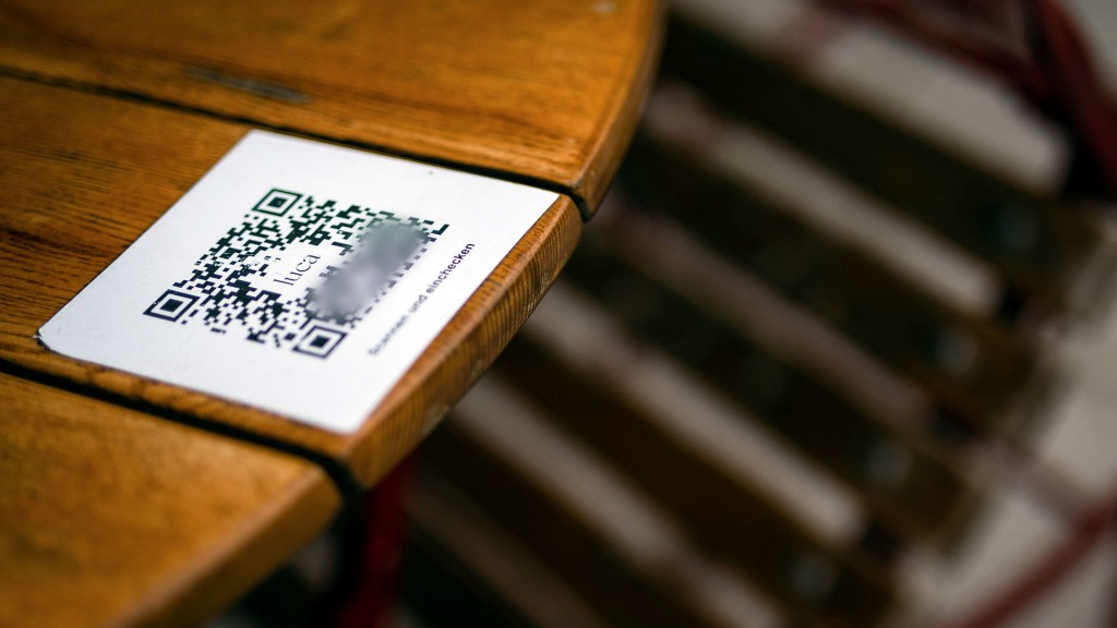 Ein QR-Code für das einchecken in der Luca App ist auf einem Tisch im Außenbereich eines Restaurants zu sehen (Foto: picture alliance/dpa | Christoph Schmidt)