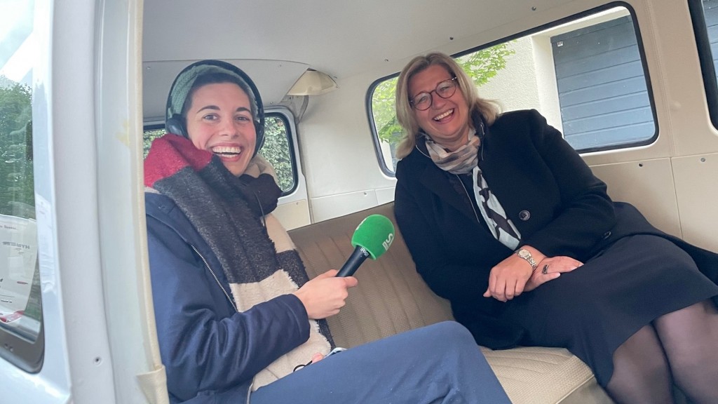 Isabel Sonnabend und Anke Rehlinger im GuMo-Mobil