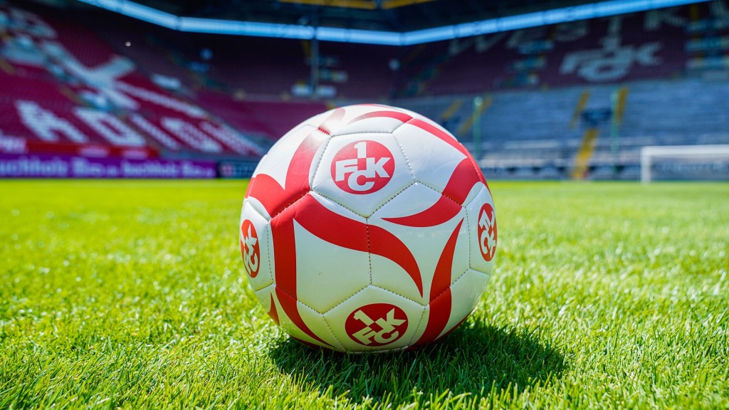 Ein mit dem Logo des 1. FC Kaiserslautern bedruckter Ball liegt auf dem Rasen des leeren Stadions (Symbolbild)