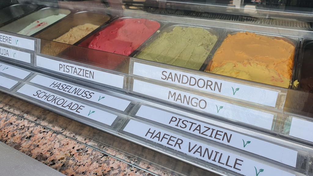 Traditionelle und neue Eissorten im Eiscafé De Lorenzo