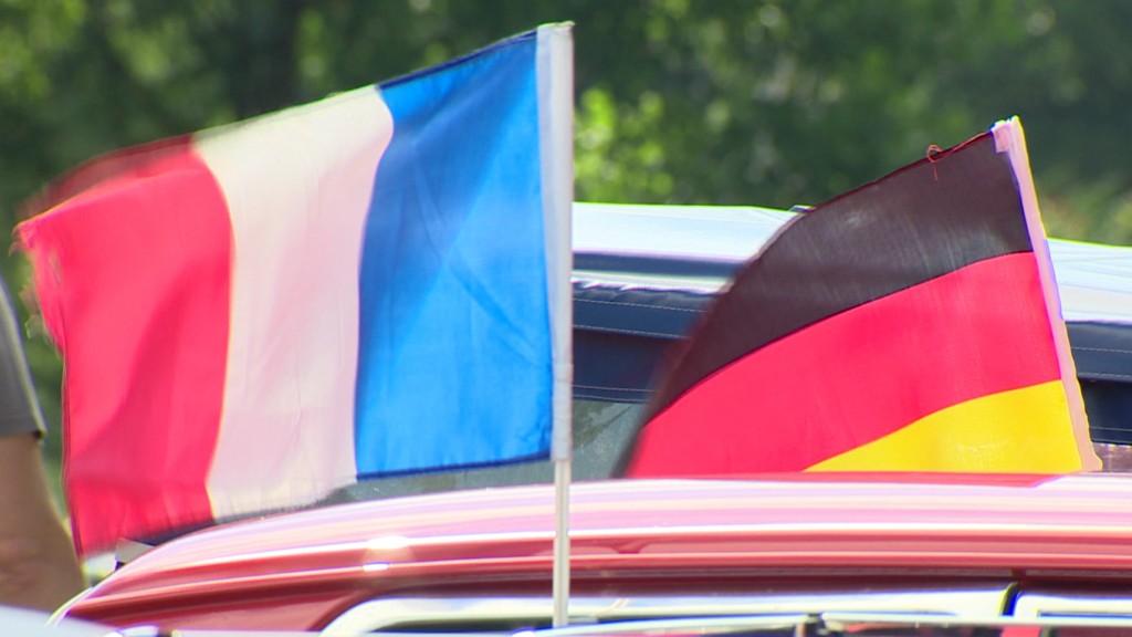 Symbolbild: eine deutsche und eine französische Autoflagge