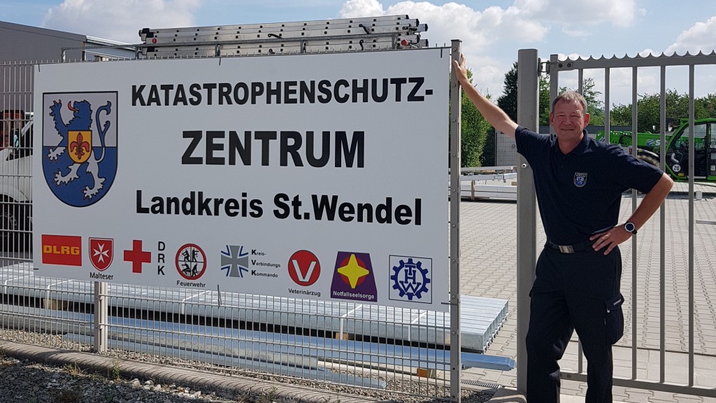 Dirk Schäfer vor dem Schild des Katastrophenschutzzentrums des Landkreises St. Wendel