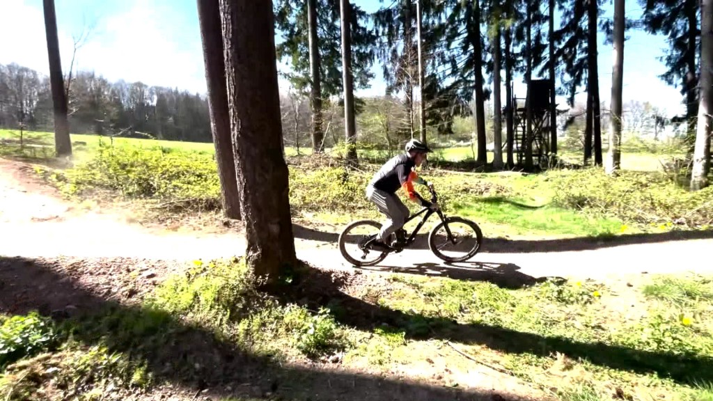 Foto: Ein Moutainbikefahrer in der 