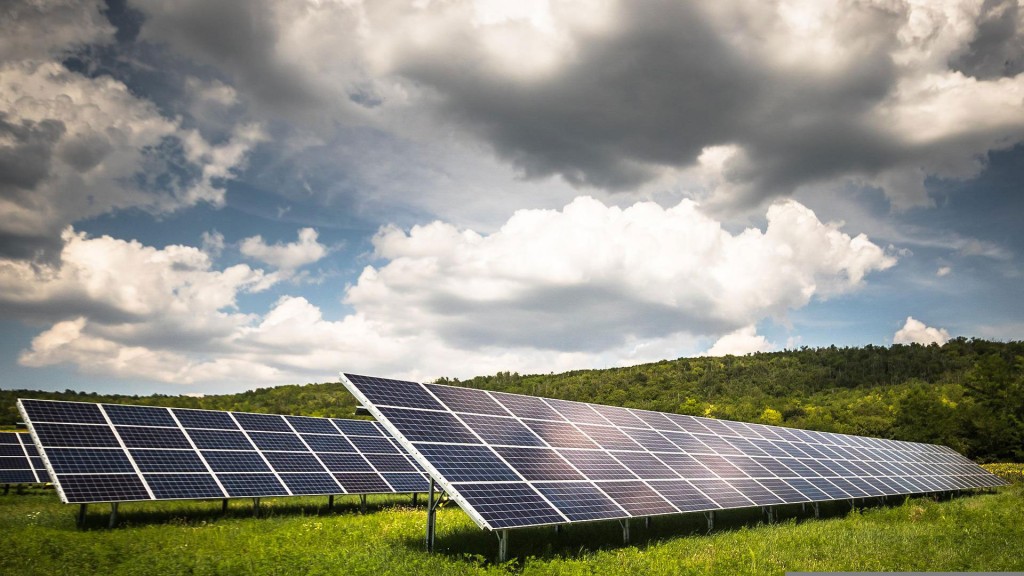 Solarpanele auf einer Wiese