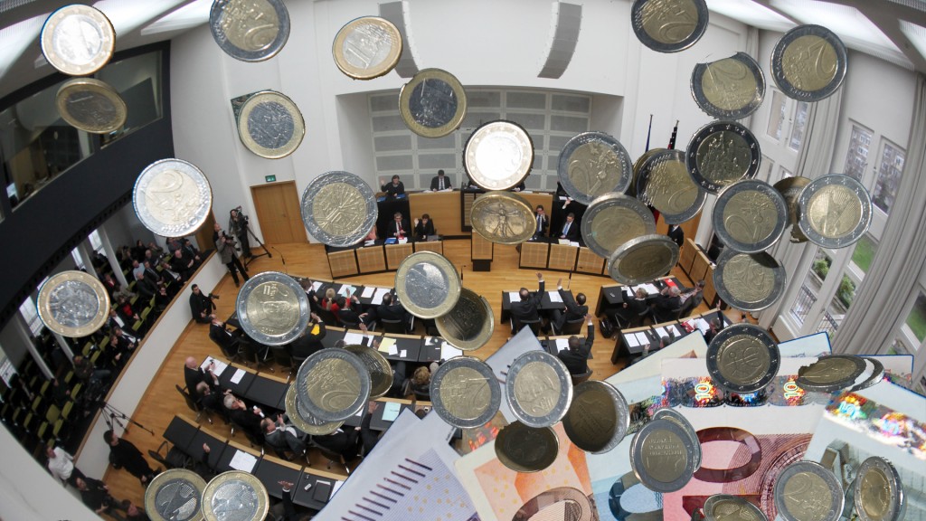 Foto: Collage: Geld im Plenarsaal des saarländischen Landtags