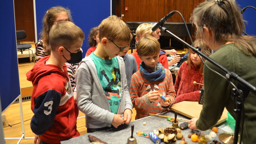 Kinder bei Aufnahme Hörspiel