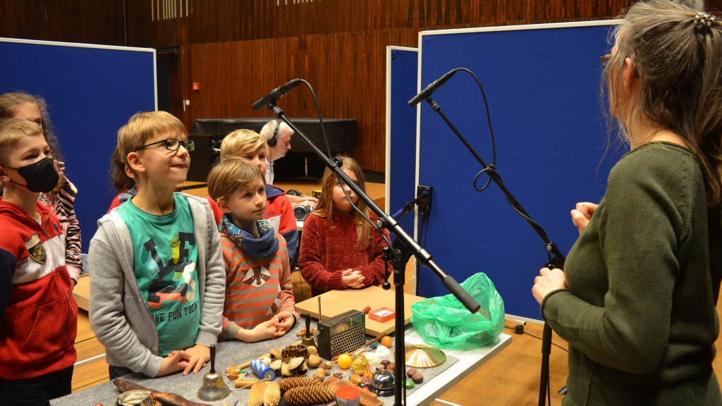 Kinder bei Aufnahme Hörspiel