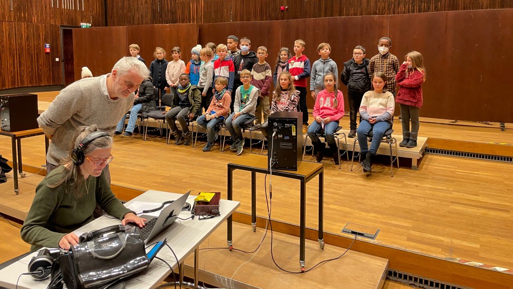 Kinder der 4. Klasse der école française de Sarrebruck et Dilling während der Aufnahme des OULIPO Hörspiels im SR Sendesaal mit dem Liquid Penguin Ensemble (Katharina Bihler und Stefan Scheib) 