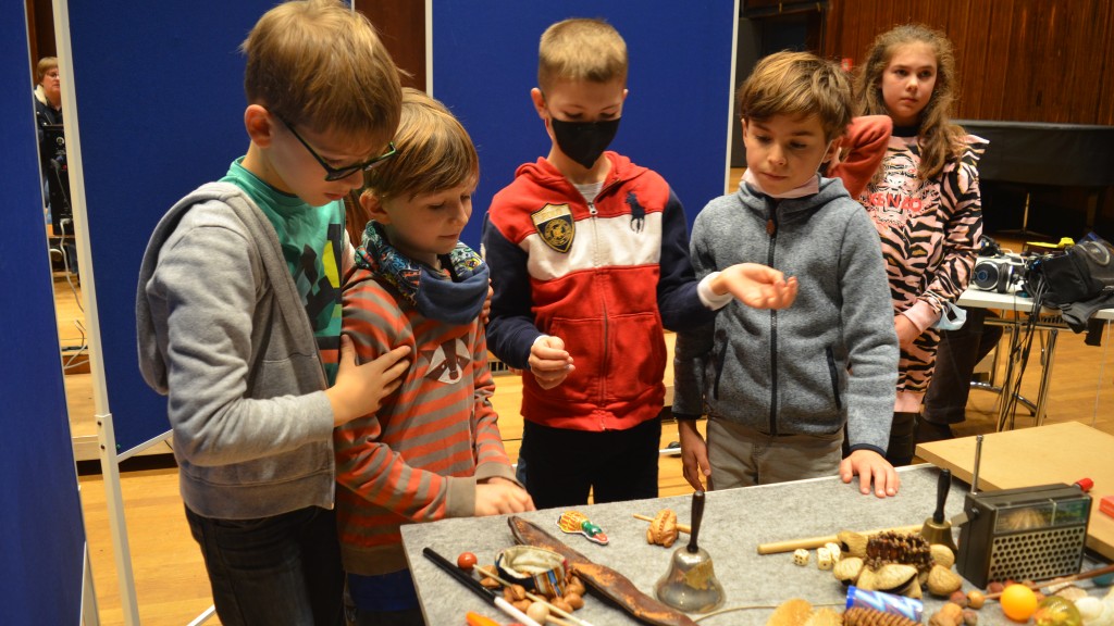 Kinder der 4. Klasse des Ecole française de Sarrebruck et Dilling während der Aufnahme des OULIPO Hörspiels im SR Sendesaal