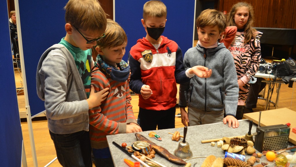 Kinder der 4. Klasse des Ecole française de Sarrebruck et Dilling während der Aufnahme des OULIPO Hörspiels im SR Sendesaal