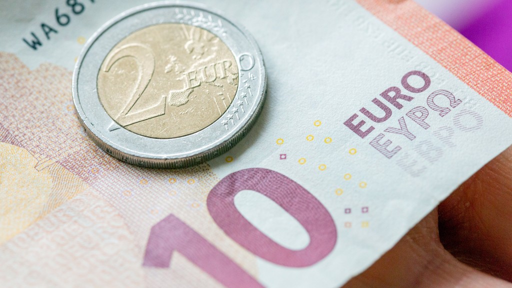 Foto: Symbolbild Mindestlohn: Eine Person hält 12 Euro in der Hand
