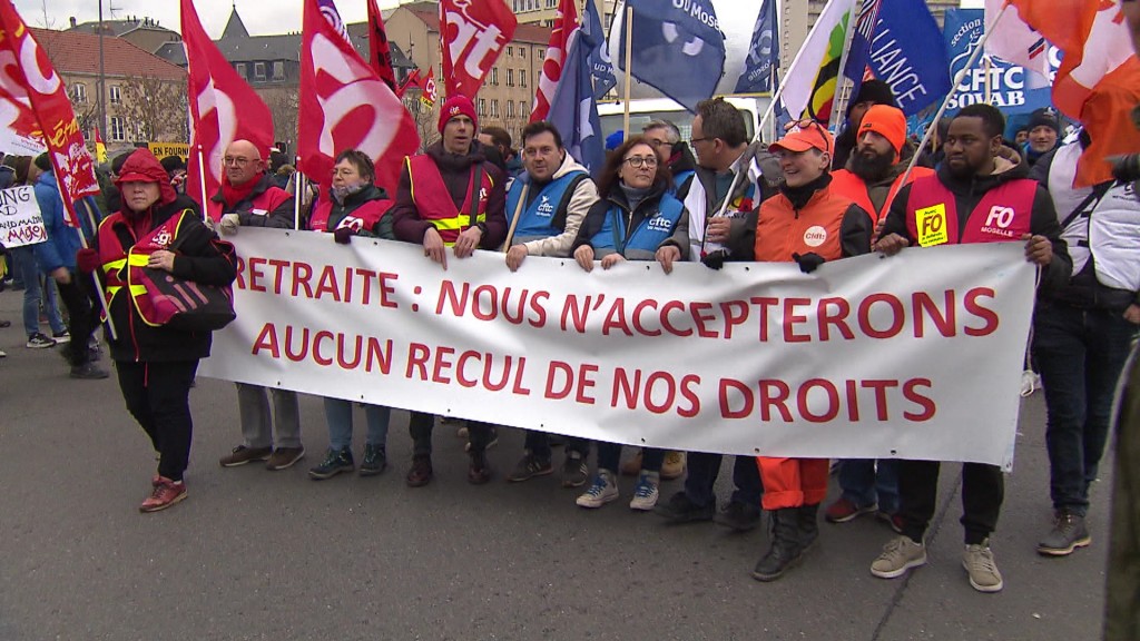Demonstrierende Menschen gegen die Rentenreform in Frankreich