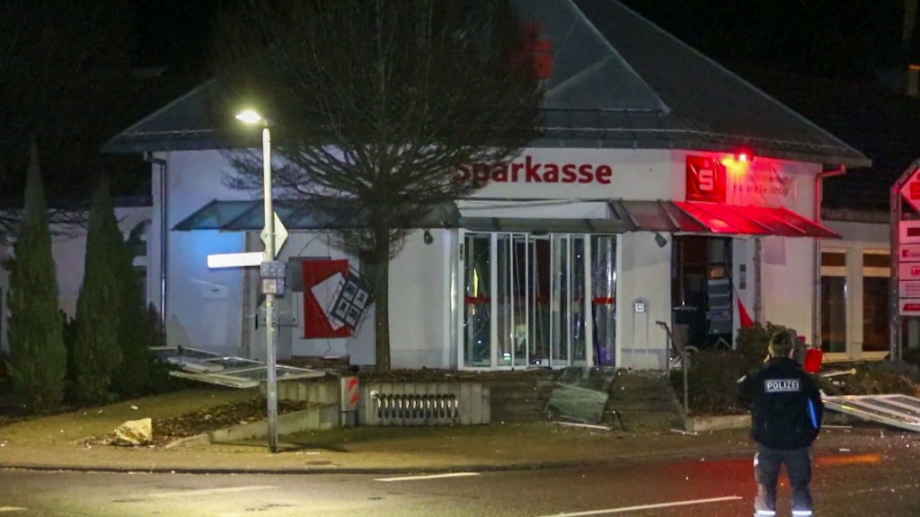 Polizeieinsatz nach der Sprengung eines Geldautomaten in der Sparkasse Neunkirchen-Furpach