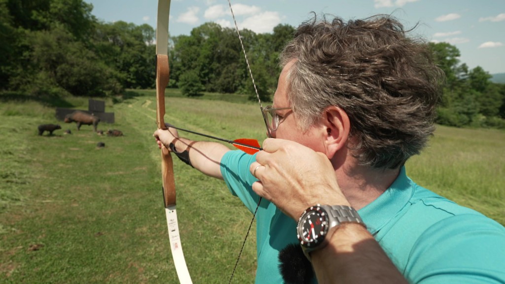 Foto: Michael Friemel beim Bogenschießen.