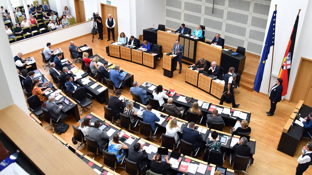 Foto: Abgeordnete sitzen im Plenarsaal des Saarländischen Landtages