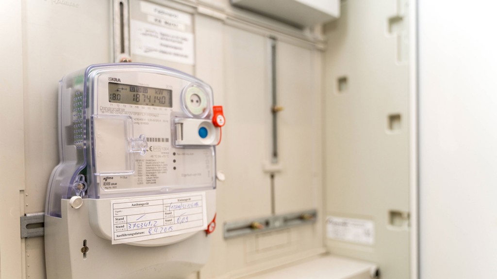 Foto: Ein moderner Stromzähler hängt in einem Schaltschrank