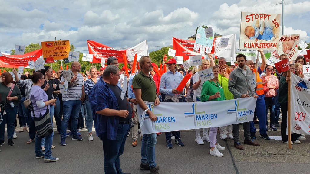 Demonstrierende zur Lage der Krankenhäuser vor dem saarländischen Landtag