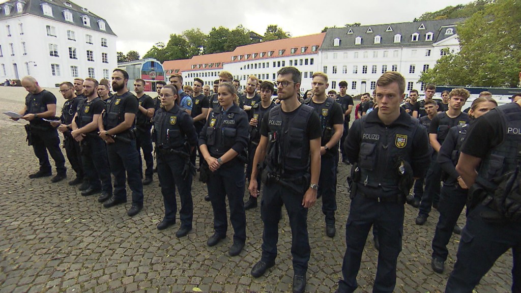 Foto: Polizisten bereiten sich auf Suche nach vermissten Jungen vor