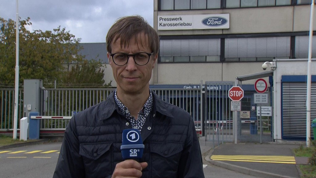 Foto: Lars Ohlinger vor dem Ford-Werk Saarlouis