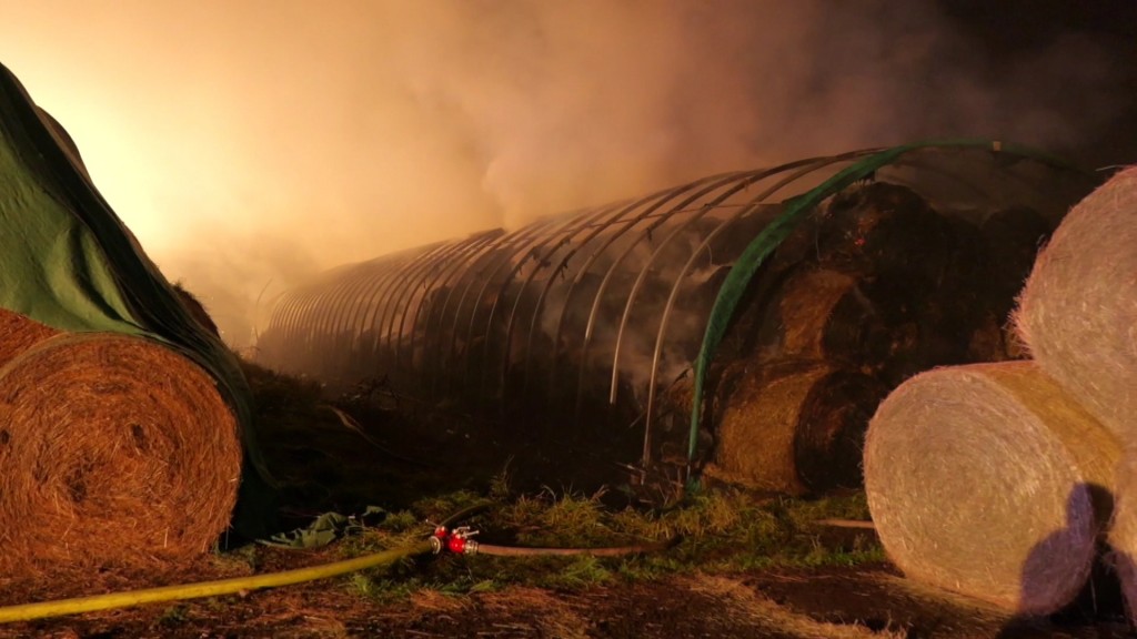 Foto: Ein Heuballenlager in Heusweiler-Bietschied, das in Brand geraten war