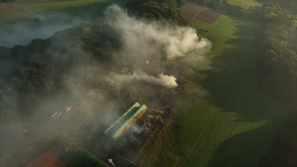 Foto: Die brennenden Heuballen von oben