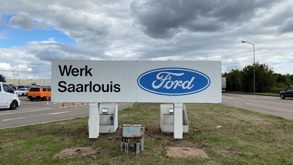 Schild mit dem Logo Ford Werk Saarlouis