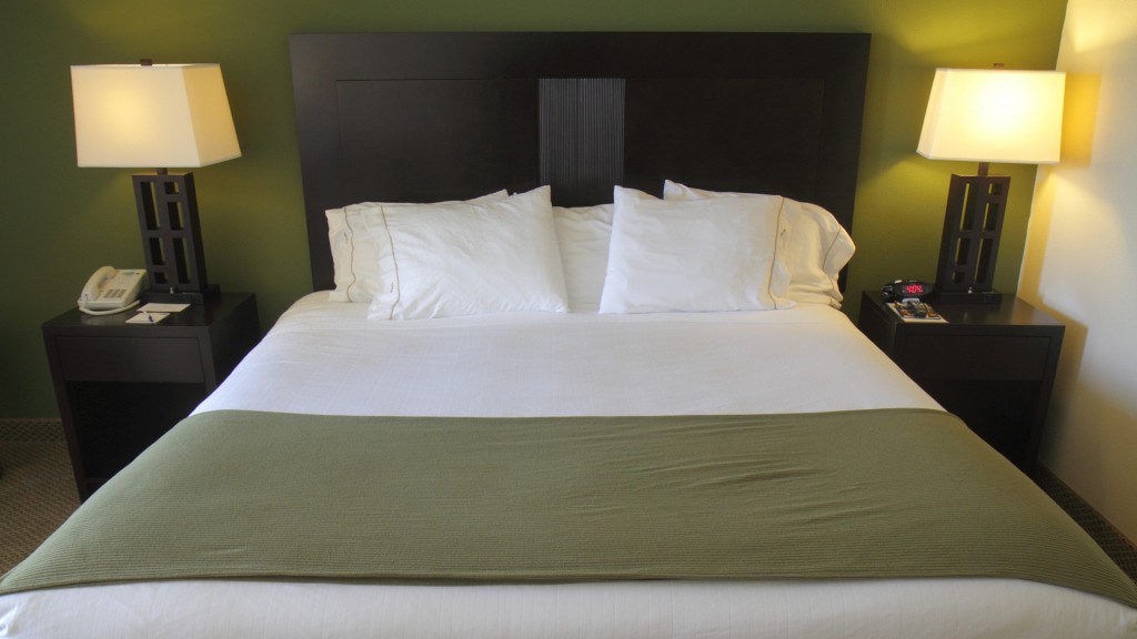 Foto: Bett in einem Hotelzimmer