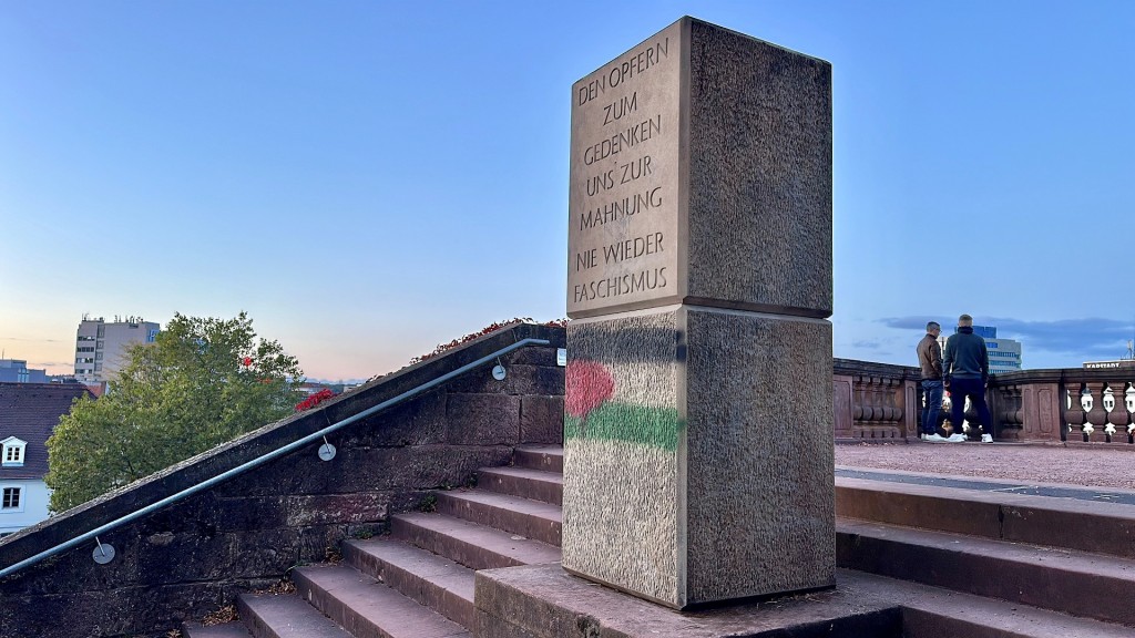 Ein Gedenkstein auf einer Treppe vom Saarbrücker Schloss in die Innenstadt, der mit einer palästinensischen Flagge besprüht wurde.