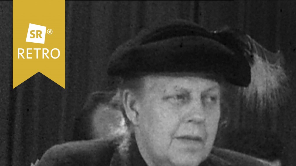 Helene Weber mit Hut und gefalteten Händen