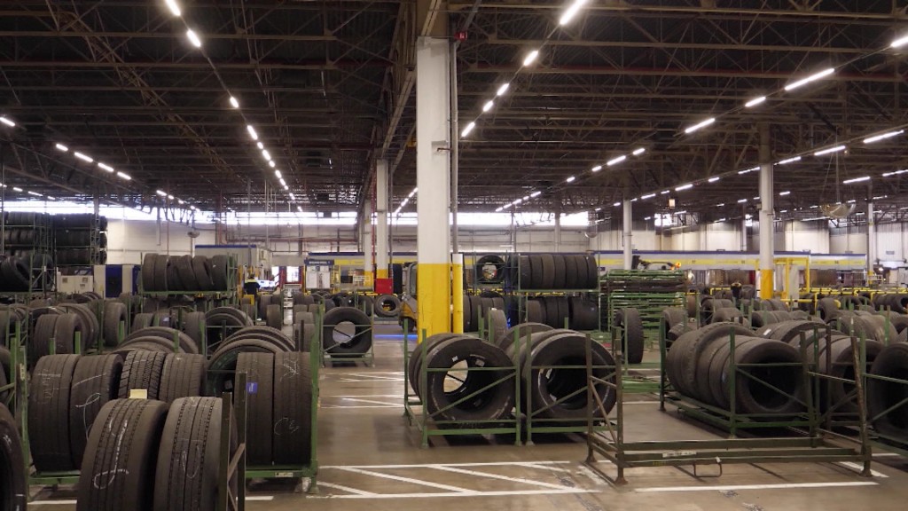 Foto: Lagerhalle für Reifen