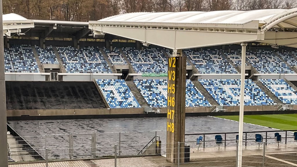 Foto: Folie gegen den vielen Regen liegt auf dem Rasen im Ludwigsparkstadion
