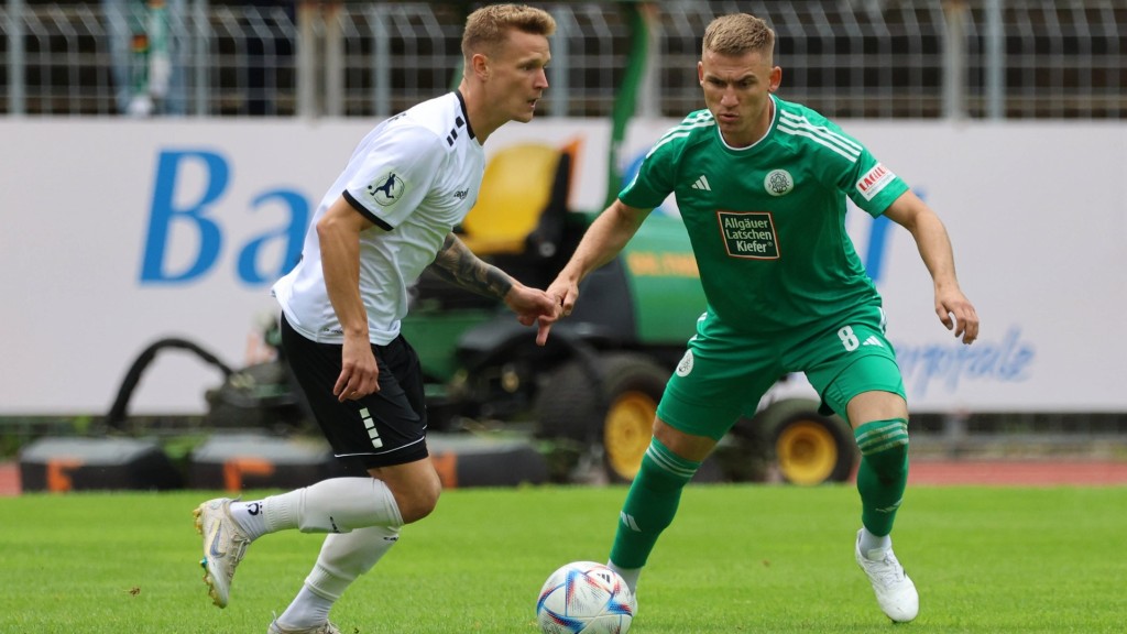 Foto: Max Dombrowka (FC 08 Homburg) und Benjamin Kindsvater (VfR Aalen) in der Hinrunde 06.08.2023