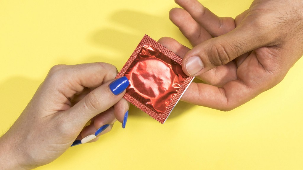 Zwei Hände übergeben sich ein Kondom