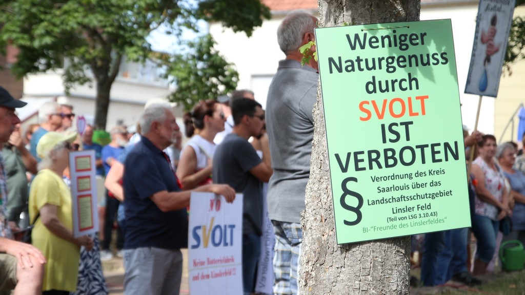 Foto: Demonstration gegen eine mögliche Ansiedlung von SVolt auf dem Linslerfeld.