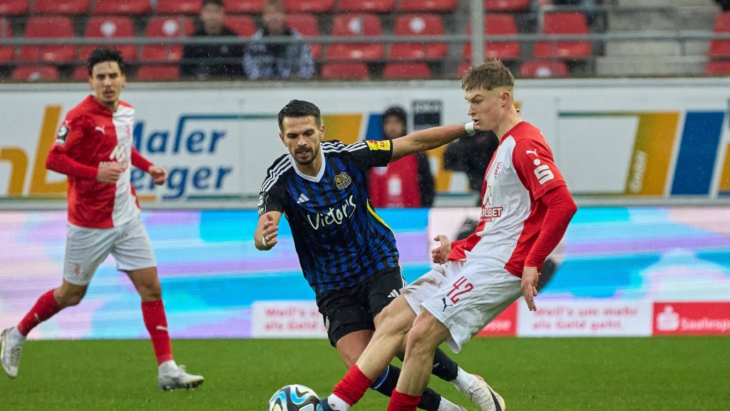 Kasim Rabihic (FCS) und Julian Eitschberger (HFC)